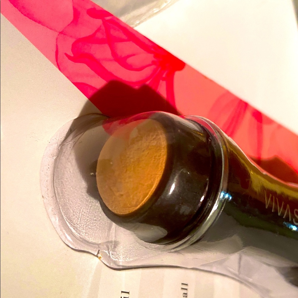VIVASPA by Vivitar Volcanic Stone on the go Facial Roller Oil-Absorbing Roller. - Picture 4 of 7